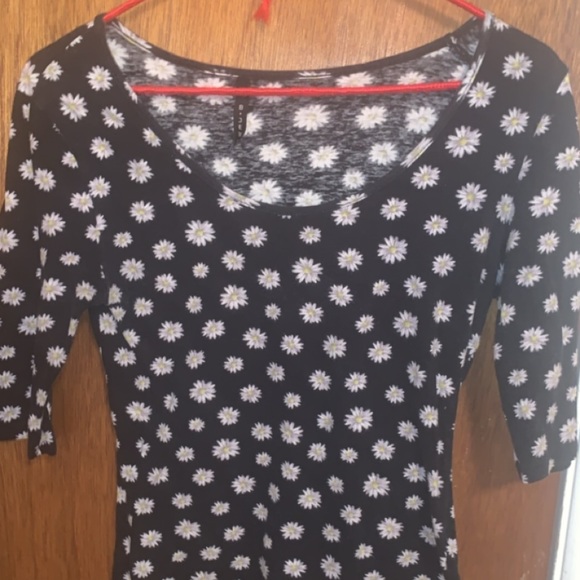 Mid-length black top with small daisies - Picture 2 of 2